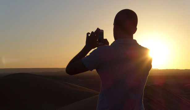 Fotografiant la sortida del sol al Marroc amb el mòbil.